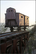 Am Abgrund -    Das 'Denkmal zur Erinnerung an die Deportierten' mit einem alten Reichsbahnwagen in Yad Vashem in Jerusalem.