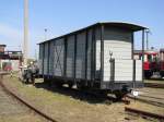 gedeckter Gterwagen fr Schmalspurbahn -DR-, fotografiert im Mecklenburgisches Eisenbahn- und Technikmuseum (ehem.