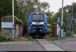 Der Bahnübergang (Bü) auf der stark befahrenen Trothaer Straße ist nun wieder geöffnet, sodass 159 208-8 (Stadler Eurodual 2159) inkl.