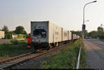 Containertransport auf der Hafenbahn Halle-Trotha

Mit Rangierbegleiter voran legt der abendliche Containerzug den ersten Teil seines gut 2 Kilometer langen Weges vom Hafen Halle (Saale) zum Bahnhof Halle-Trotha zurück. Hier im abendlichen Gegenlicht parallel zur Straße An der Saalebahn, zwischen Trothaer und Köthener Straße.

🧰 Container Terminal Halle (Saale) GmbH (CTHS | Stadtwerke Halle GmbH)
🕓 7.6.2021 | 19:36 Uhr