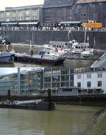 Kaum ein anderer Düsseldorfer Stadtteil hat in den letzten Jahrzehnten eine solche Wandlung durchgemacht wie der Hafen. Wo sich früher Industriebauten und Lagerhäuser befanden, stehen heute moderne Bauten renommierter Architekten, teilweise wurden die alten Fassaden in die Neubauten integriert. Auf dem oberen Bild steht ein Sonderzug zum 90. Hafengeburtstag im Jahre 1986 mit der Hafenbahn-Lok DL 5 an der Spitze abfahrbereit am Handelshafen-Kai. Darunter die Situation am 24.01.2018: Die Lagerhäuser sind längst durch moderne Bürogebäude ersetzt. Bemerkenswert auch der unterschiedliche Wasserstand im Hafenbecken. 