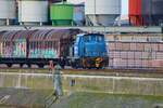 Rhenus Lok 1 Deutz KG230 mit Schiebewandwagen am 21.01.23 in Hanau Hafen abgestellt mit Telezoom von einen Gehweg aus fotografiert