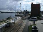 Vom obersten Dach von einem Parkhaus am Stralsunder Hafen hat man einen guten Blick auf dem Stralsunder Nordhafen mit seinem Gleisanschlu.Leider wird der Gesamtberblick ber den Gleisanschlu durch
