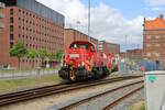 DB 216 050-9 rangiert mit einigen Containertragwagen in Kiel vor dem Hauptbahnhof am Schwedenkai. (16.05.2023)