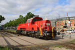 DB 261 038-4 rangiert vor dem Kieler Hauptbahnhof, um gleich einige Wagen zuzustellen.