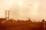 Aus dem Archiv der Großeltern: Eisenbahnfotografen gab es also schon Anfang der 1930er. Der Schienenzeppelin wurde landesweit präsentiert, so auch in Berlin. Aufnahme bei Falkensee oder Finkenkrug, Strecke Hamburg - Berlin. Es könnte sich sogar um die Rekordfahrt vom 21.06.1931 handeln.