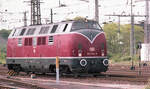 DB 221 144-9 rangiert zum Bahnsteig, vorgesehen für Sonderzug ab Gleis 4 in Emmerich, 02.06.1983. Scanbild 3565, Kodacolor400.