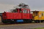 Lok Hannover wartet im Bereich des Betriebshofes der Borkumer Kleinbahn auf den nächsten Einsatz.