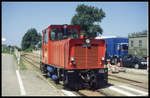 Lok Münster setzt am 24.7.1999 am Hafen in Borkum um, damit sie den gebrachten Zug wieder in Richtung Stadt Borkum ziehen kann.