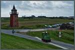 Schöma-Lok 2 des Landesbetriebs für Küstenschutz, Nationalpark und Meeresschutz verlässt am 30.06.2021 den Bauhof am alten Leuchtturm von Dagebüll Richtung Hallig Oland und passiert dabei den Bahnübergang am Fuß des Deiches.