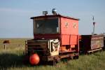 Die Loren 6 und 21 abgestellt im Lorenbf auf Hallig Langeness am 12.06.2012  