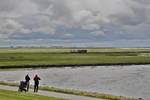 Auch für  normale  Urlauber ist die Halligbahn Dagebüll-Oland-Langeneß ein Fotomotiv: Die Schöma-Lok des Landesamtes für Küstenschutz, Nationalpark und Meeresschutz mit einem Arbeitszug am 05.07.2019 bei der Rückkehr aus dem Wattenmeer