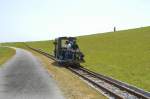 Eine Lore auf der Halligbahn Nordstrandischmoor-Lüttmoorsiel am Deich bei Beltringhaarder Koog (Nordfriesland).