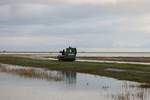 Lok 2 (Schöma 3105) des LKN-SH erreicht mit einem Wagen am 10.10.2013 Hallig Nordstrandischmoor. Die Lok diente damals einem Baggerführer als Dienstfahrzeug, da sein Einsatzort Hallig Nordstrandischmoor ist und er auf dem Festland eingesetzt wurde.