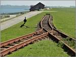 Halligbahn Lüttmoorsiel - Nordstrandischmoor. 600mm Spurweite und 3,6km lang. Sitzkehre auf der Deichkrone. (19.05.2019)