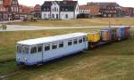 Auch für Versorgung der Inselbewohner war die Inselbahn Juist bis zur Eröffnung des ortsnahen Hafens unentbehrlich, hier ist T5 im Mai 1981 mit Containern in Richtung Schiffsanleger unterwegs