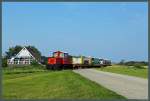 Mit einem Zug zum Anleger Langeoog passiert Lok 3 am 21.08.2015 die Golfstuben.