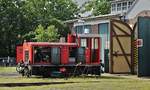 Blick vom Bahnsteig des Wangerooger Ortsbahnhofes auf das Innenleben der 399 105-6 (25.06.2018)