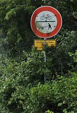 Verbotsschild am Zugang zum Hausbahnsteig der Wangerooger Inselbahn (21.06.2018). Solch ein Schild kann es wohl nur auf autofreien Inseln geben.
