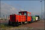 399 108-0 fhrt mit einem kleinen Mllzug von der Wangerooger Mlldeponie in den Hafen, damit der Mll ans Festland transportiert werden kann und nicht die Naturschutzgebiete belastet.