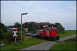 399 108-0 der Wangerooger Inselbahn zieht ihren Zug ber einen kleinen Weg, der auf dem Damm verluft, um dannach in die Wattwiesen zu fahren und die Urlauber zum Westanleger zu bringen.