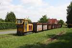 Torfbahn Betrieb am 30.5.2017 in Lohne, Fa. Große Holthaus. - Lok Schoema 002 erreicht hier mit einem beladenen Torfzug mittags das Werksgelände am Sommerweg.