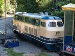 Hier die 218 714-4 die mit der Dampflok und einer Bulli ihren Dienst auf der Juniorbahn im Blhenden Barock Ludwigsburg ihren dienst dort verrichtet. (27.09.2009)