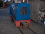 Eine blaue Feldbahndiesellok in Mondorf am 31.10.09.