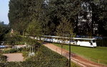 In die Düsseldorfer Bundesgartenschau 1987 einbezogen wurden auch bereits bestehende Kleingärten, an denen gerade ein Ausstellungszug vorbeifährt