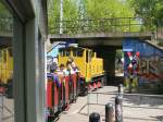 Berlin-Wuhlheide: Der Zug mit der Feldbahnlok der Berliner Parkeisenbahn hat gleich den S-Bahnhof Wuhlheide erreicht, hier kurz vor der Unterqueerung des Streckenabschnittes Berlin-Eichgestell.
(06.05.2007)