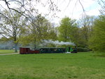 Inmitten von Neukölln, im Ortsteil Britz, findet sich im Britzer Garten ein Idyll mit einer kaum bekannten Parkeisenbahn. Am 23.4.2016 fuhr einer der beiden verkehrenden Züge mit der Dampflok 7697 von Orenstein & Koppel. 23.4.2016