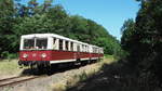 Die Buckower Kleinbahn fährt nun schon seit 90 Jahren elektrisch und ein Besuch um Museum lohnt sich wirklich!
Voran mit Steuerwagen 279 006, hintan mit Triebwagen 279 005.
Hier zwischen Buckwo und Waldsieversdorf.


Waldsieversdorf, der 01.08.2020