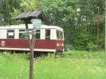 Zug der Kleinbahn fhrt in Waldsieversdorf ein. Die Strecke zwischen Buckow und Mncheberg kann man auch wandern, die Mrkische Schweiz hat reizvolle hgelige Landschaften. 5.6.06