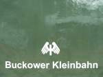 Die Buckower Kleinbahn hat ein schickes Logo auf einem Schlafwagen in ihrem Besitz angebracht.