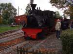 Lok Gustav der Mhlenstrother-Kleinbahn steht abfahrbereit am Bahnhof.