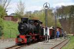 FGF Saisonstart am 17.04.2011  --  Die  MARTHA  hat mit ihrem Zug den Talbahnhof erreicht. Am anderen Ende ist bereits die V10C vorgefahren, die den Zug sogleich bergwrts ber die Waldstrecke zurck befrdern wird.  --  Weitere Fotos siehe auch in meinem http://www.fgf-fotoalbum.de/