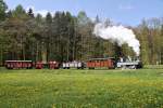 FGF Fahrtag am 01.05.2012  --  Die Brigadelok (FGF Lok 5) durchfährt mit ihrem Zug soeben den oberen Gleisbogen in Richtung Waldstrecke und wird gleich den kleinen Wasserdurchlass