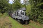 FGF Fahrtag mit Borgwardtreffen - 15.09.2013  --  Der Kleinbahnzug mit der Brigadelok am unteren Ende des kurzen Waldstücks  --  Komplette Bilderserie siehe