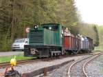 Fahrtag beim Feld- und Grubenbahnmuseum Fortuna am 01.05.2006: Lok 37 (HF 130C) mit dem Museumszug kurz vor der Rckkehr in den oberen Bahnhof.