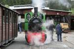 Sonderfahrtag (CDU) beim Feld- und Grubenbahnmuseum Fortuna am 21.05.2006: Lok 1 (Henschel Preller) dampft vor sich hin, whrend zwei Museumsbahner anscheinend noch die letzten Details des