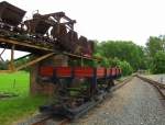 Ein Flachwagen der Normalspur auf dem Rollwagen DR 97 01-38, an der Feldbahnschauanlage in Glossen; 09.06.2011