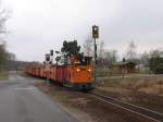 Schmalspurlok 6946 mit einem Gterzug bestehende aus Torfwagens auf die Torfbahn zwischen Westermoor und Sedelsberg bei Hllen am 19-3-2010. 