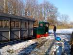 Feldbahndiesellok D3 versucht den entgleisten Personenwagen des Frankfurter Feldbahnmuseums wieder auf die Gleise zu bringen.7.3.10.