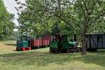 FFM Feldbahnfest  Von der Landwirtschaft zur Kleinbahn  - 04.06.2011 -- Begegnung der ausfahrenden  BESIGHEIM  mit dem am Gleisdreieck wartenden Gterzug mit der D3 Diesellok (Deutz F2L514F, Bj.