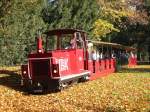 Die kleine Diesellok der Karlsruher Schlogartenbahn durchpflgt am 29.10.2005 mit ihren Waggons das Herbstlaub. Auch wenn es auf dem Bild nicht so aussieht: der Zug fhrt tatschlich auf Schienen... ;-)