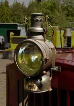 23. Mai 2009, In Thüringen fand das Bergbahnfest der Oberweißbacher Bergbahn statt. Eine rührige Jenaer Gruppe betreut mit viel Feldbahnmaterial neben der Bergstation die  Lichtenhainer Waldbahn . An einer der kleinen Dieselloks sah ich diese Petroleum-Laterne.  