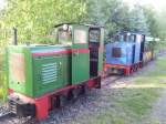 Grne und blaue Ns2f der Niederwrschnitzer Ziegeleibahn/Feldbahn am 26.5.2012 in der Nhe des Lokschuppens.