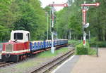 Cottbuser Parkeisenbahn  PE-Lok  199-3. Lok Gw.7t,  Br Gw 6t, mit Diesel-Antrieb. Hier am Haltepunkt Bahnhof Zoo. Gesehen am 19.05.2017.