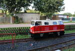 Die EL 9-002 der Parkeisenbahn Vatterode am 30.09.2023 beim umsetzen im Bahnhof Wippergrund.