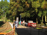 Die EL 9-001 der Parkeisenbahn Vatterode diente am 02.10.2016 als Sitz- und Wartemglichkeit im Bf Mansfeld Schleife.